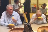 Bill Gates makan durian